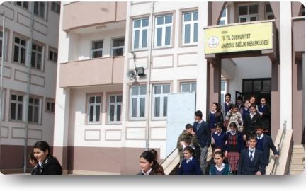 70. Yıl Cumhuriyet Mesleki ve Teknik Anadolu Lisesi Fotoğrafı